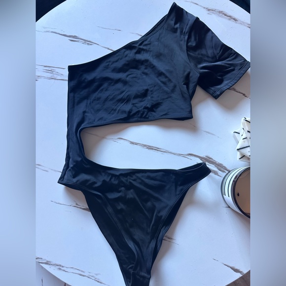 Alo Yoga Body Wave Cut Out Bodysuit // Black // Size M Worn ONCE. - Picture 7 of 9